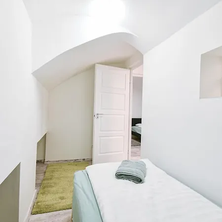 Madman's Labyrinth By Nw *